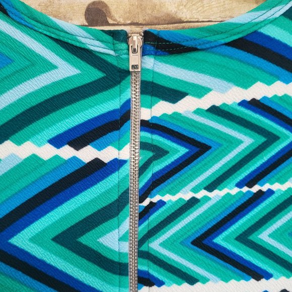 LuLaRoe NWT 2XL Amelia Dress - Blues/Greens Geometeric - Dress has Pockets!! - Picture 5 of 7
